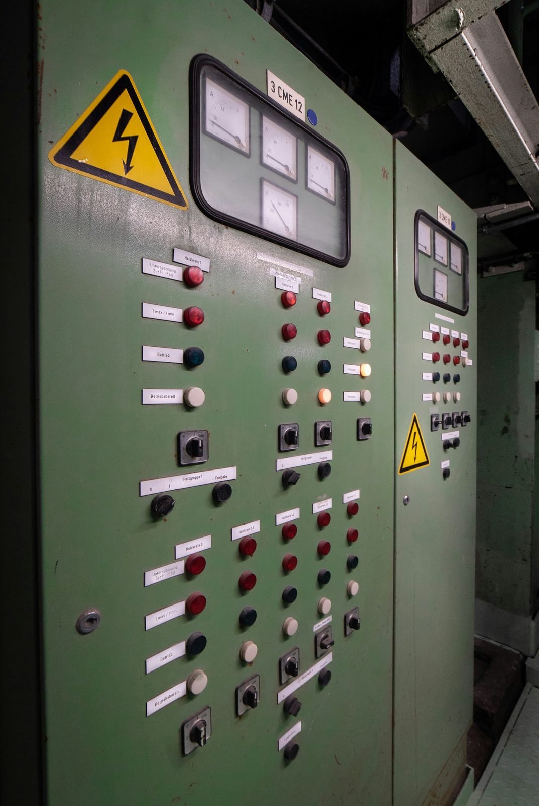 Armoire électrique industrielle avec instruments de mesure